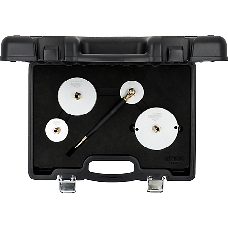 Werkzeugkoffer mit Werkzeugen, enthält runde Metallplatten und einen Schlauch. Auf schwarzem Schaumstoff gebettet.